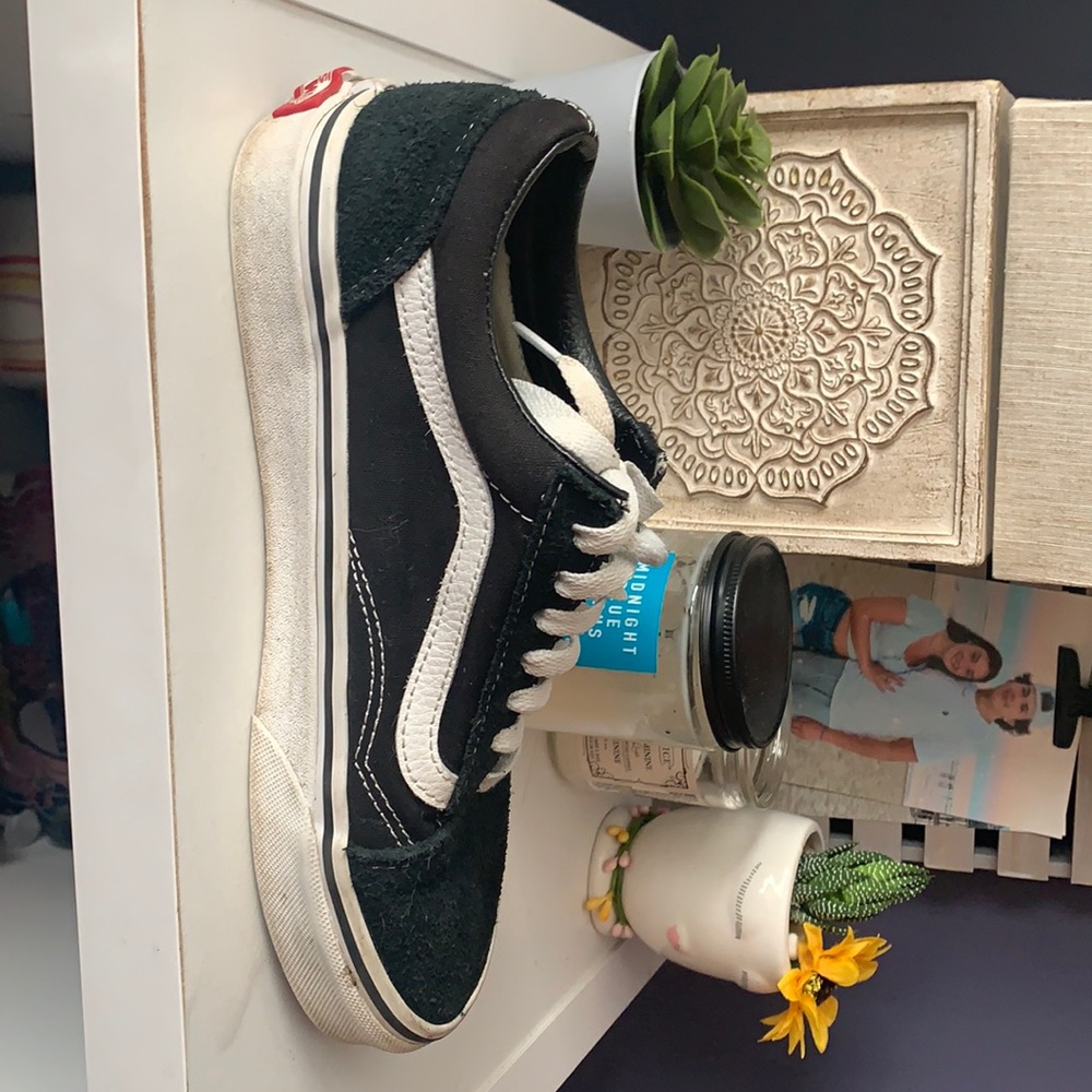Adorable black vans!!